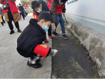 争当小小志愿者 文明创建在行动