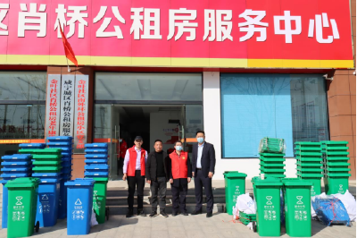 金叶社区：爱心捐赠垃圾桶 助力创文显担当