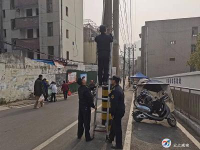 咸安城管：清理废弃电线 消除安全隐患