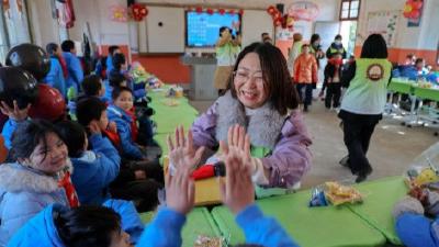 V视丨“童柠守护”爱心活动走进花纹小学  