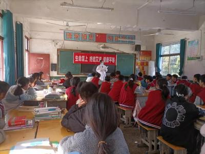 大幕乡卫生院联合常收中学开展艾滋病日宣传活动