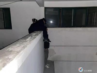 男子失恋欲跳楼 咸安民警扑身将其救回