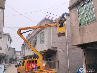 向阳湖镇：路灯维修迎春节 照亮居民出行路