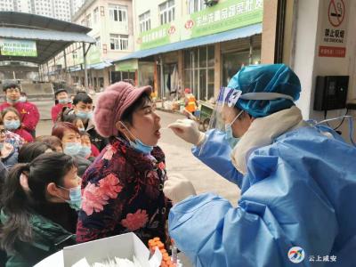 咸安商贸物流区：为210名重点场所从业人员提供免费核酸检测