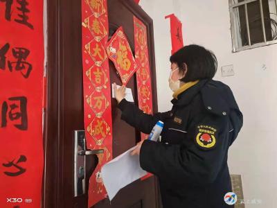 咸安城管：下沉包保社区 共筑疫情防控安全屏障