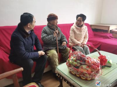 咸安区看望慰问唐光友亲属 送上新春暖心祝福