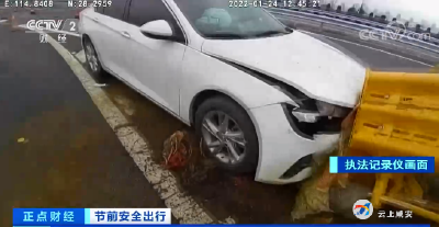 江西上高：司机路况不熟 车辆撞上高速路护栏