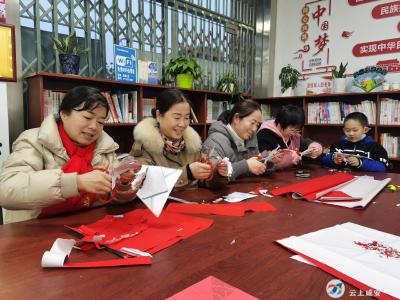 银泉社区：巧手剪纸迎新春