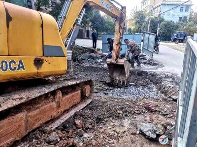 向阳湖镇：抢修水管温暖回家路