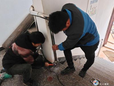 向阳湖镇：安装扶手暖人心