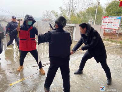 上好第一课 护航开学季——咸安区高桥学校开展处置突发事件暨反恐演练