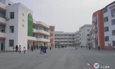今天，咸安区中小学迎来正式报到日