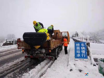 我们在一线②|暴雪天气 党员志愿服务队为民解难