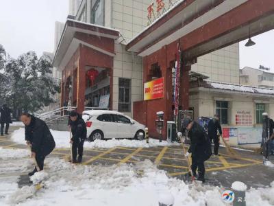 我们在一线③|清雪保畅！咸安多部门联动组织干群扫雪除冰