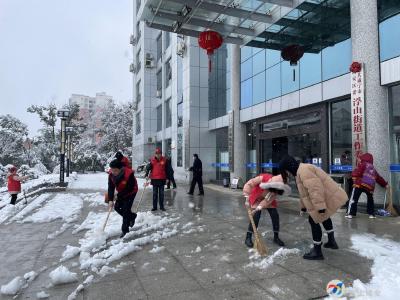 浮山街道：志愿雪中忙  居民喜且安