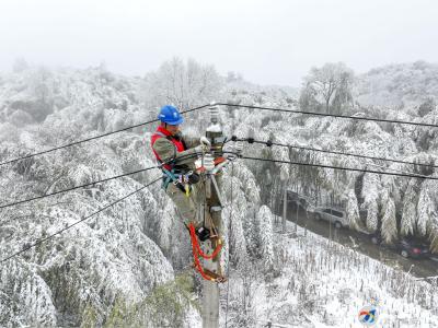 我们在一线㉑| 雪后跑山电工抢修忙