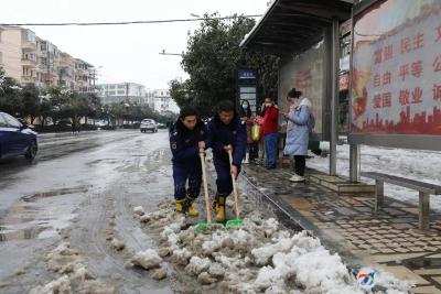 我们在一线④|铲雪除冰！咸安消防救援大队全力保障群众安全出行