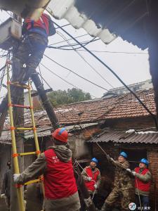 我们在一线⑮| 棚户区里的紧急抢修