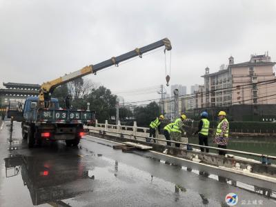 今天，温泉桥（一号桥）正式启动加固整治工程