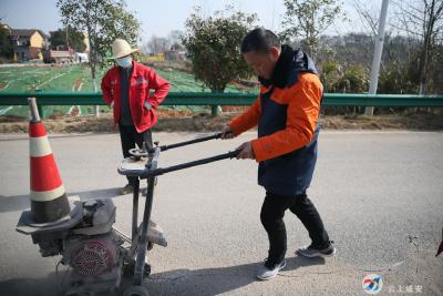 甘做“铺路石” 护出平坦道——记全国交通技术能手孟海清