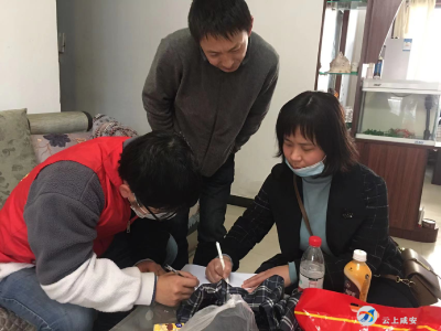 区公检中心开展学雷锋为群众办实事活动