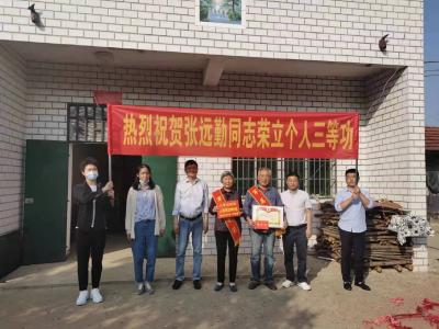 军营建功立业，家人共享荣光——区退役军人事务局为荣立“三等功”现役军人家庭送喜报