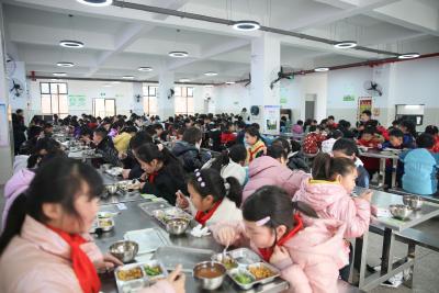 校内午托恢复后，情况如何？记者实地探访……