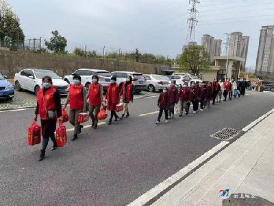 “星”中有爱 情暖三月——咸宁实验外国语学校玉泉校区“学雷锋活动”走近七彩梦康复中心