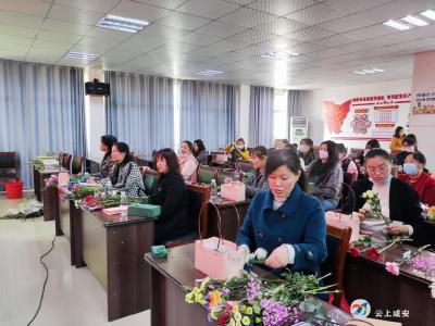 车站路社区：巧手插花 芬芳过节