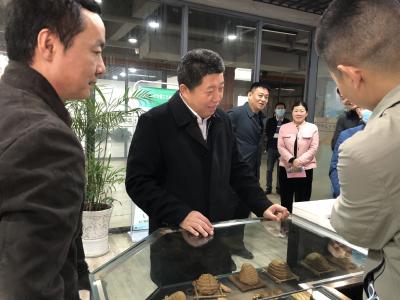 省总工会党组成员、副主席张方胜一行来咸安开展“联帮促”活动