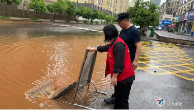大雨来袭，温泉街道全力以赴排水抢险
