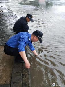强降雨来袭 咸安城管紧急出动消除隐患