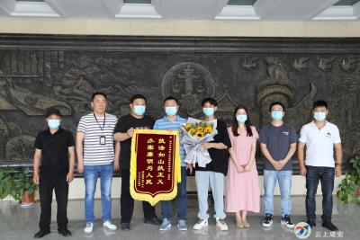 讨薪成功！鲜红锦旗表心声
