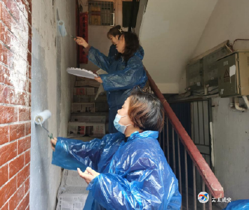 同心路社区：争当楼道“粉刷匠” 扮靓社区助创文