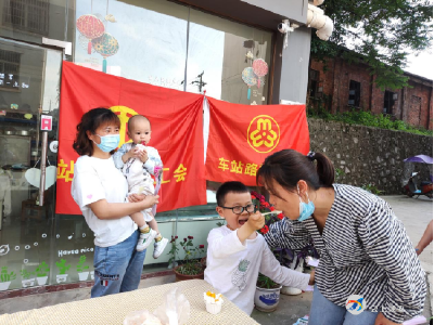 车站路社区：鲜花蛋糕献母亲 温情祝福满社区