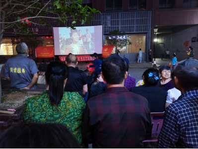 温泉社区开展“红色电影进小区”活动