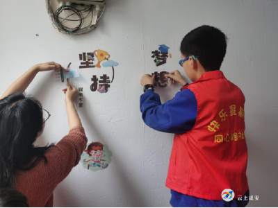 同心路社区：红领巾扮靓楼道