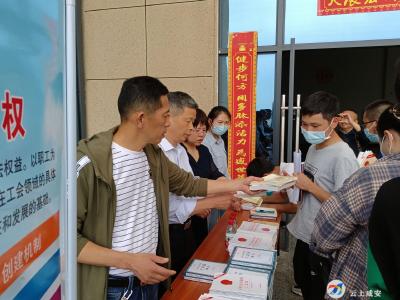 市区两级总工会暖心送“法”进企业