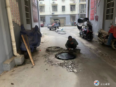 西河社区：修复破损井盖 让群众出行更安全