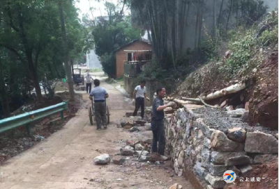 西河社区：修复护坡挡墙解民忧