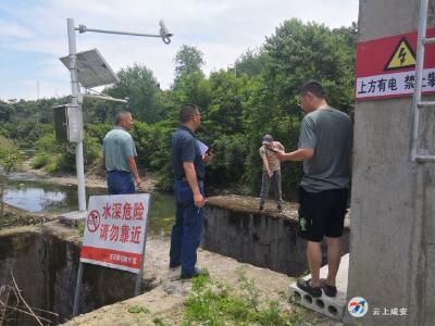 咸宁市水利和湖泊局检查咸安区水闸工作