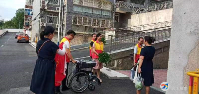 关爱再出发 爱心轮椅送到家
