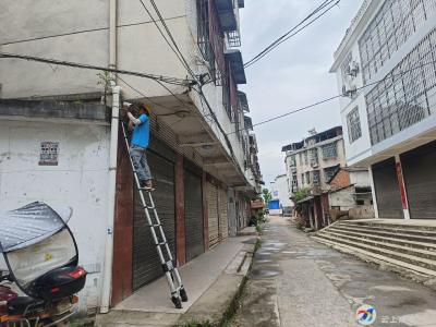 安装监控探头 为社区筑起“保护墙”
