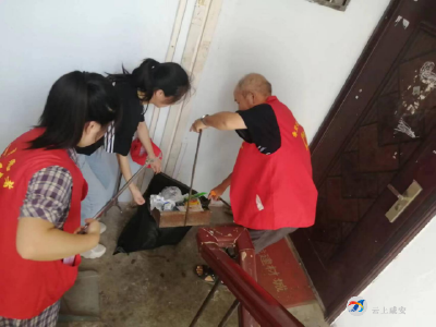 区委组织部机关干部到宁虹小区开展“楼道革命”专项行动