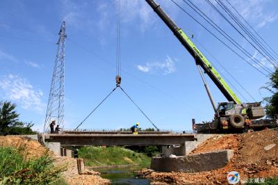 向阳湖镇：为民建桥 方便出行暖民心