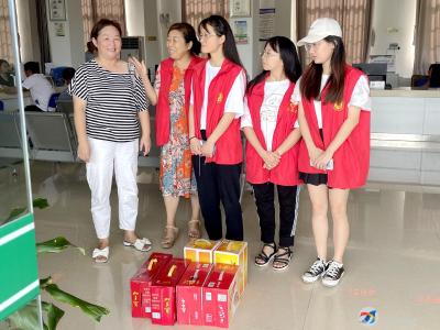 向阳湖镇希望家园：夏日送关怀，共力助成长