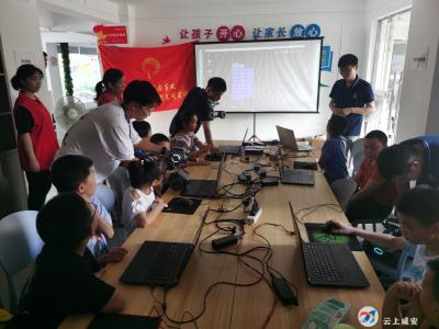 万年路社区开展“趣味科技实验室”公益科普活动