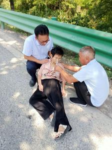 双溪李容村：老人中暑倒地 热心党员施救
