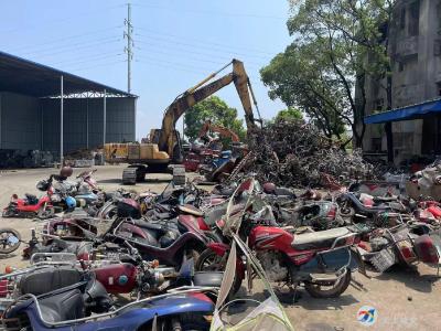 （长江云）咸安交警：集中清理销毁报废摩托车