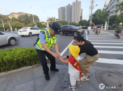 桔子托幼组织师生为一线民警、志愿者送清凉
